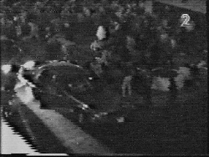 Les deux coups de feux apparaissent visiblement sur le coin gauche de la photo prés de la voiture.