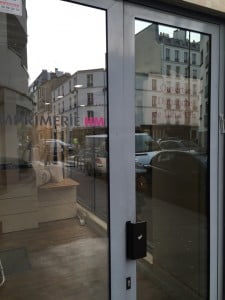 acte antisémite, projectile sur la vitrine imprimerie 19eme