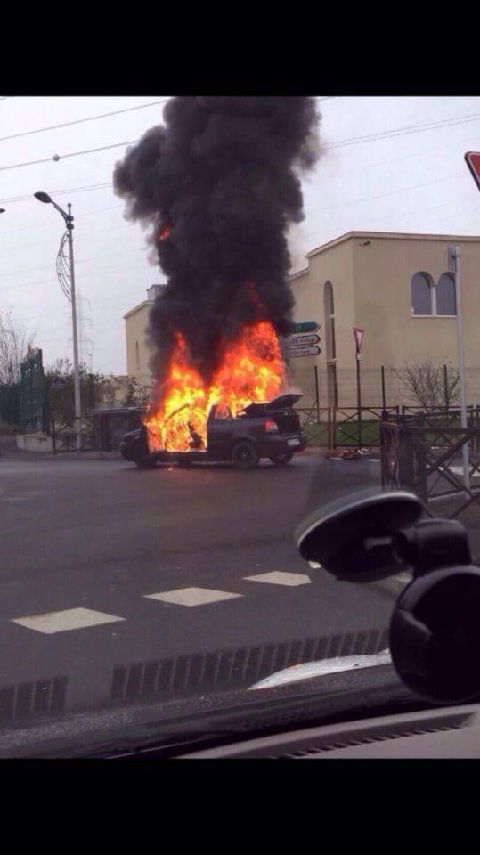 Sarcelles voiture brulée devant la synagogue de sarcelles
