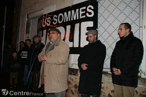 Pendant la minute de silence pour Charlie Hebdo une voiture bélier à foncé sur la foule
