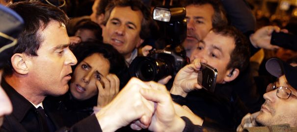 valls-serre-la-main-de-personnes-participant-a-un-rassemblement-le-10-janvier-2015-porte-de-vincennes-pres-de-la-superette-casher-attaquee-la-veille_5184971