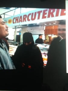 Linda Benakouche en train de tracter pendant la campagne législative de 2014