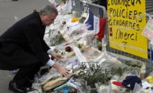 Grand rabbin de France et le maire de Ne-York devant la synagogue de Manhattan