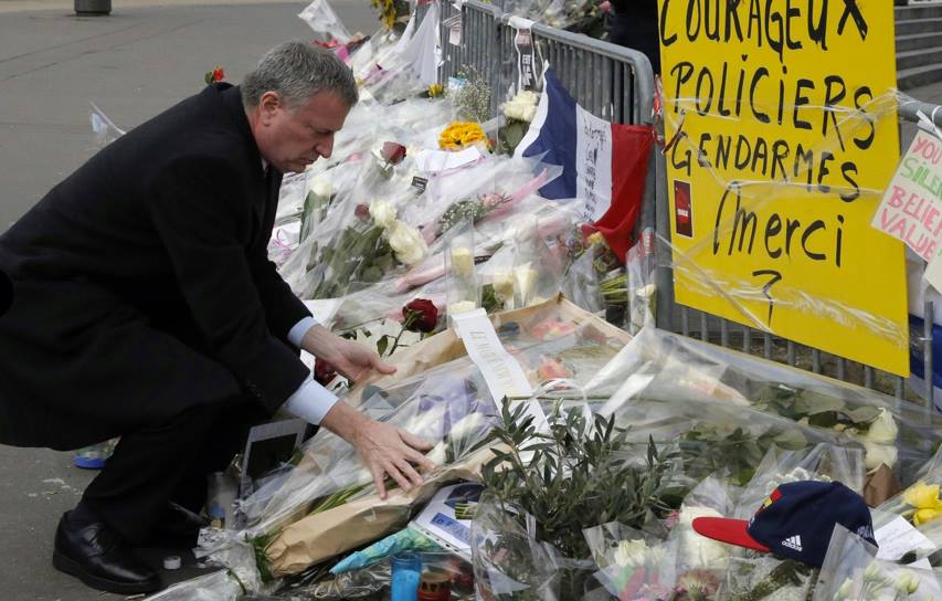 Grand rabbin de France et le maire de Ne-York devant la synagogue de Manhattan