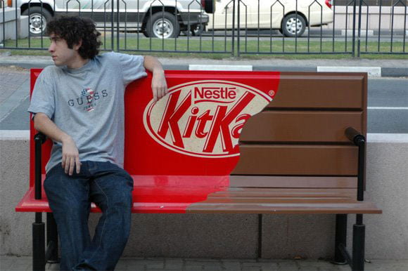 Kit-kat en banc public pub-street