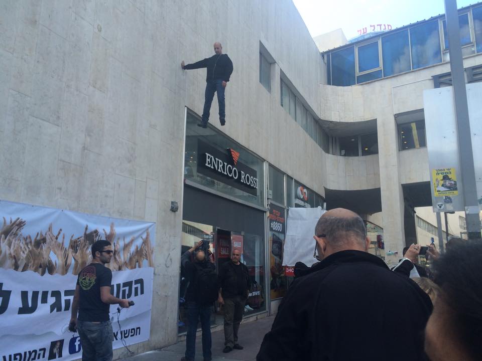 Suspendu d'une main à la verticale à Tel-Aviv