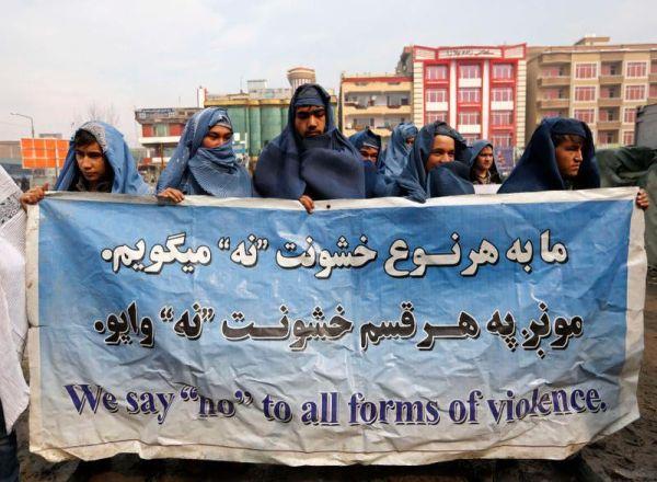 Des hommes en burqa défilent à Kaboul pour soutenir les femmes