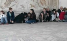 Les touristes dans le Musée Bardo à Tunis