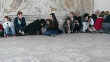 Les touristes dans le Musée Bardo à Tunis