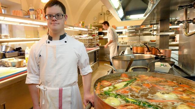 Pierre Henri atteint de trisomie 21 fait un stage dans les cuisines de l'Elysée
