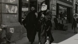 Des prêtres sur le rue de Yaffo (Photo: Jacques Rom)