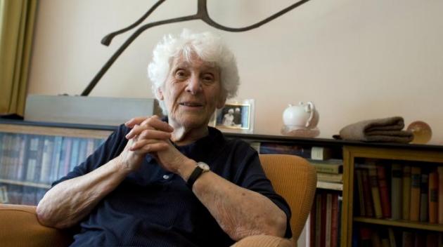 Ingeborg Rapoport obtient son doctorat à l'âge de 102 ans