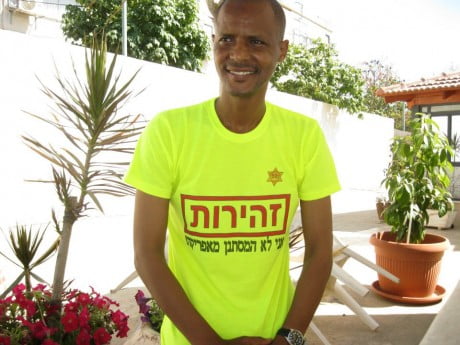 Elias-Inbram porte un tee-shirt je ne suis pas un clandestin africain