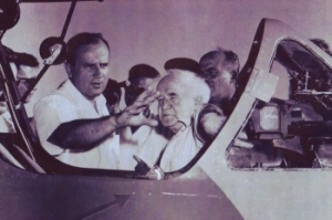 Al Schwimmer et David Ben-Gurion - photo fournie à JTA.org par Boaz Dvir