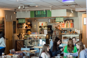  La nouvelle cafétéria de Charleston est inspirée du « Grins Vegetarian Cafe », un restaurant casher très populaire à l’Université de University à Nashville, Tennessee.
