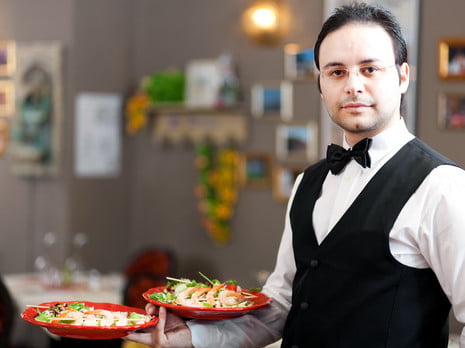 Justice sociale pour les serveurs: un salaire fixe et des pourboires, garçon