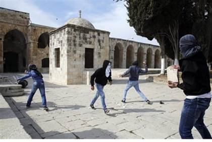 Un arabe jette des chaussures sur une famille juive au Mont du Temple