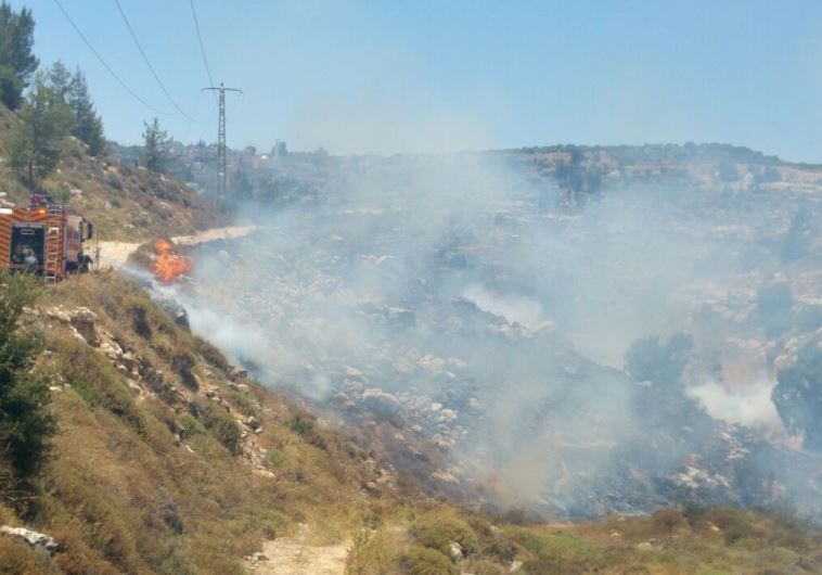 Un second incendie criminel à Jérusalem entraine la fermeture temporaire d’un arrêt de tram