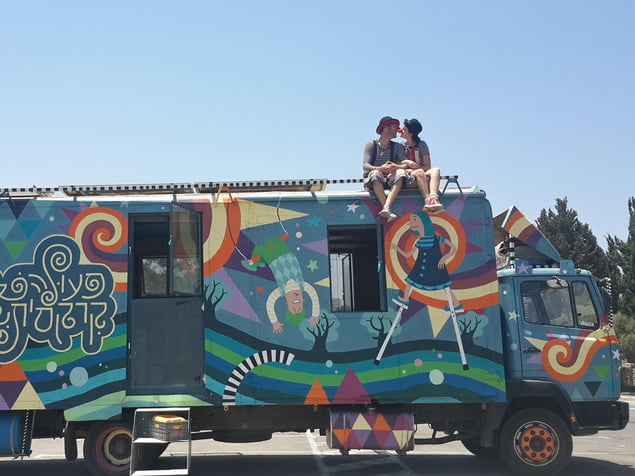 Israël : Ils renoncent à une vie bien organisée pour vivre en caravane et enseigne le cirque