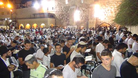 Des milliers de fidèles affluent au Kotel pour le commencement des Selichot