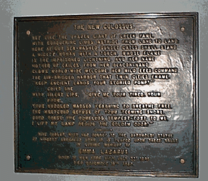 Le nouveau colosse poème de Emma Lazarus gravé aux pieds de la statue de la liberté