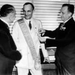 Henry Ford recevant The Grand Cross of the German Eagle des Nazis en 1938