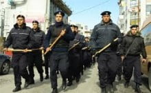 Bethléem : « Traitres », des policiers palestiniens frappent violemment un jeune palestinien de 17 ans