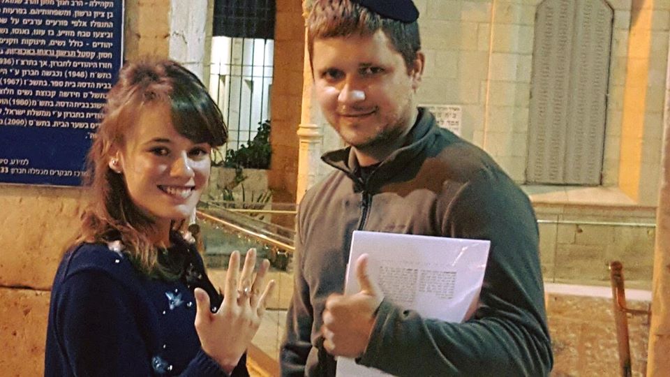 Mazal Tov: il se fiance 3 semaines après avoir été poignardé par un terroriste