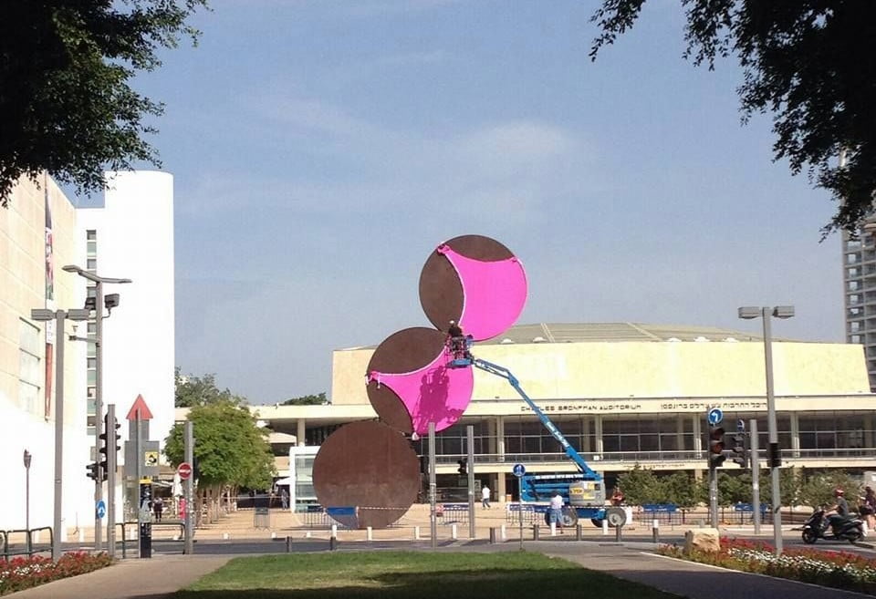 Une sculpture de Tel-Aviv revêtue d’un énorme soutien-gorge rose