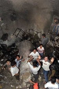 2002 Palestiniens joyeux après l'incendie du tombeau. Les musulmans prétendent que Joseph est un prophète saint de l'islam....