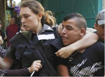 Jérusalem! une policière maitrise un fauteur de trouble