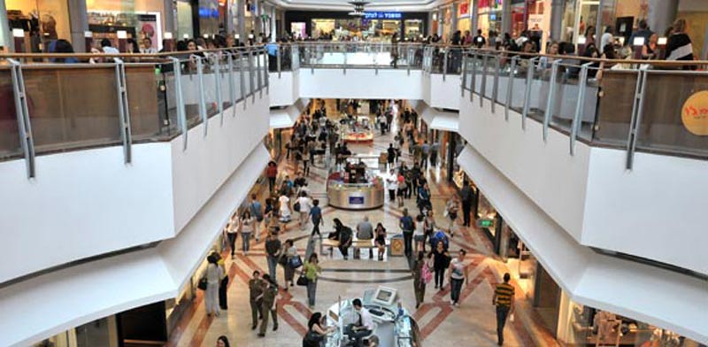 Azrieli offre des chèques cadeaux pour attirer les clients dans ses centres commerciaux