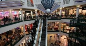 Azrieli offre des chèques cadeaux pour attirer les clients dans ses centres commerciaux