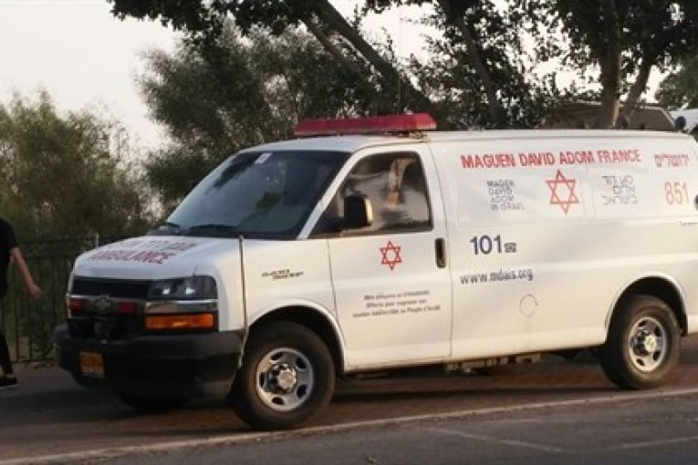 Dimona attaque au couteau par un juif sur des arabes