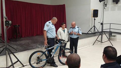 Emouvant : un jeune blessé grièvement reçoit de la police un nouveau vélo