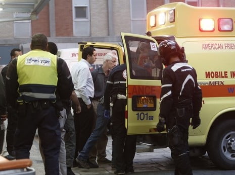 Après l’attentat à la voiture bélier à Gush Etsion, la vie du soldat est toujours en danger