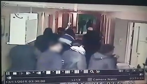 A voir : les forces spéciales se déguisent en famille arabe dont la femme va accoucher pour arrêter un terroriste