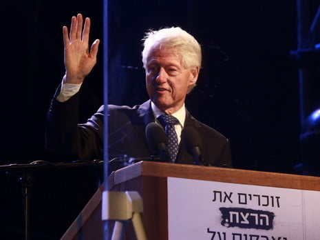Des milliers de personnes à Tel-Aviv pour commémorer Yitzhak Rabin