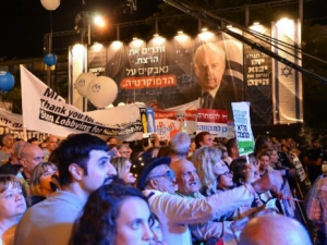 Des milliers de personnes à Tel-Aviv pour commémorer Yitzhak Rabin