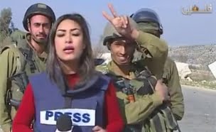 Une journaliste palestinienne interrompue par des soldats israéliens