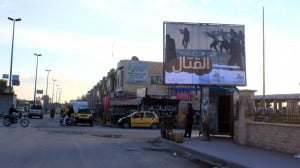 Un panneau de propagande pour l'Etat islamique, dans une rue de Raqqa, en Syrie
