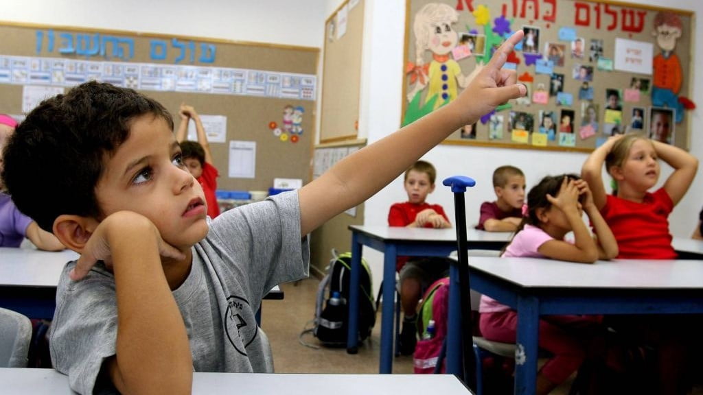 Un-enfant-de-maternelle-en-classe-dans-israel