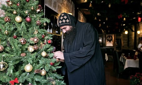 Des palestiniens brûlent un arbre de Noël