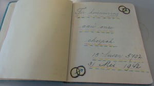 Un album de mariage de 1942 d'un couple juif ayant péri à Auschwitz restitué à sa famille