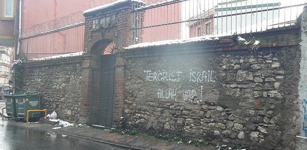 Le mur de la synagogue d’Istanbul tagué de graffitis antisémites