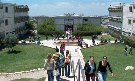 Mieux vaut tard que jamais : L’Espagne dédommage l’Université d’Ariel pour avoir discriminé des étudiants