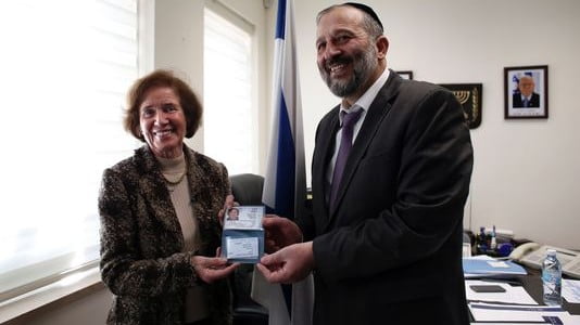 Beate Klarsfeld reçoit à titre honorifique la nationalité israélienne