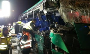 Six morts dans une collision entre un bus et un camion sur la route 1