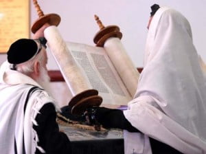 Les rouleaux de la Torah: emblème sacré du judaïsme