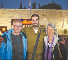 Les parents d’un parachutiste australien font spécialement le voyage pour assister au serment de leur fils